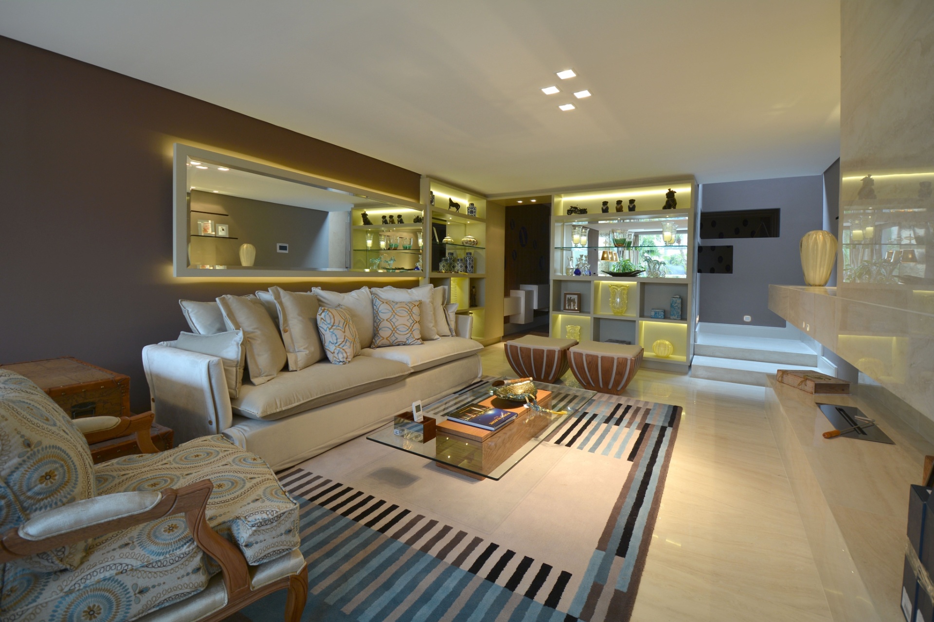 Os acabamentos dão um toque de sofisticação ao ambiente Chris Padilha In Casa Bonita. Na sala de estar, o piso e toda a extensão da parede onde está embutida a lareira (à dir.) foram revestidos por porcelanato esmaltado (Portobello), com leve brilho. A 23ª edição da Casa Cor RS fica em cartaz até dia 28 de setembro de 2014, na Rua Carlos Trein Filho, 930, em Porto Alegre. Outras informações: www.casacor.com.br/rs - Eduardo Liotti/Divulgação