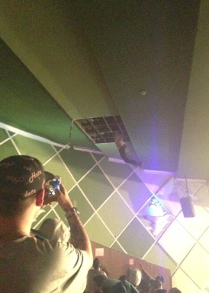 02.ago.2014 - Homem invade telhado do Cine Joia, em São Paulo, e fica pendurado - Patrícia Colombo