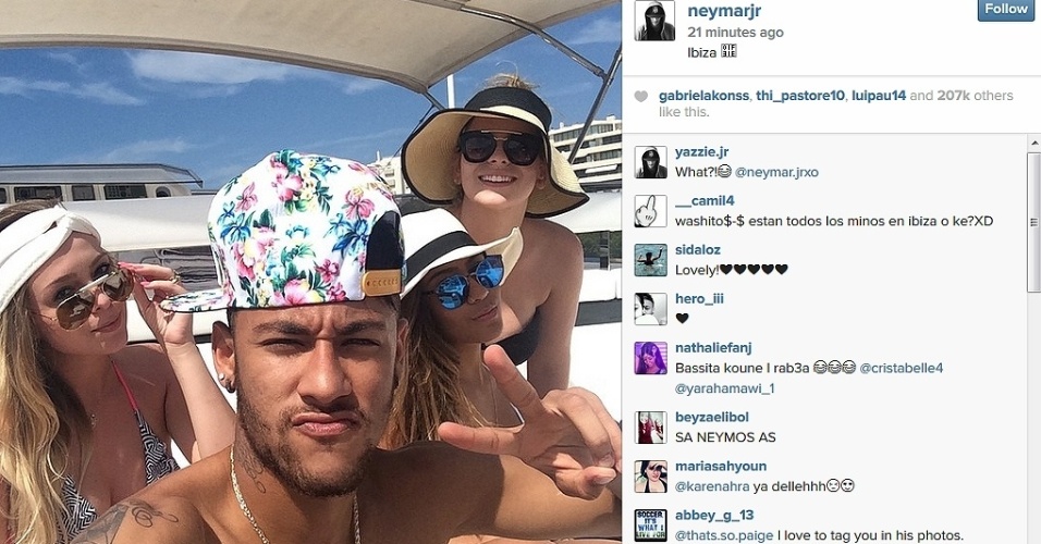 02.ago.2014 - Neymar curte dia de folga em iate com a irmã Rafaella Santos e amigas em Ibiza, na Espanha