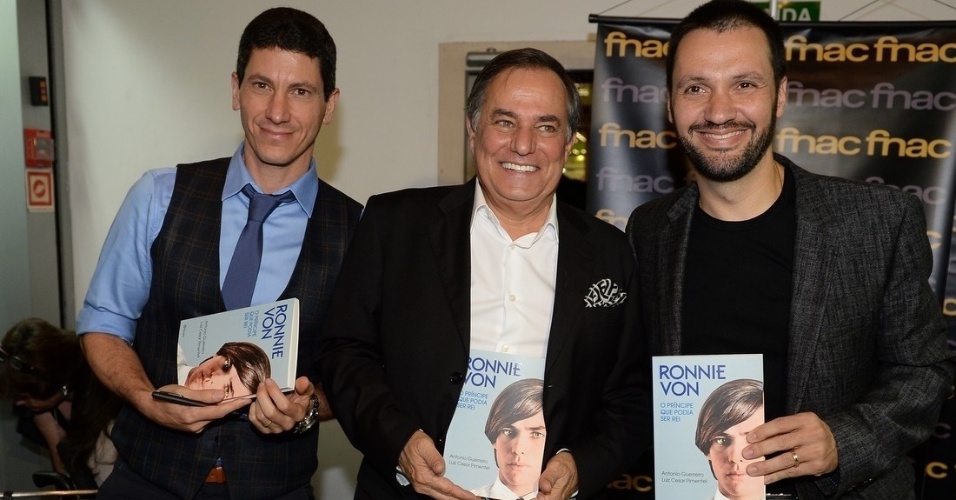 1.ago.2014 - Ronnie Von entre os autores de sua biografia, Luiz Cesar Pimentel (à esq.) e Antonio Guerreiro