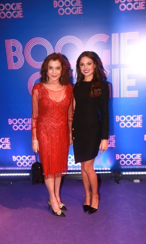 2.ago.2014 - Betty Faria e Ísis Valverde posam juntas na festa de lançamento da novela "Boogie Oogie", no Rio