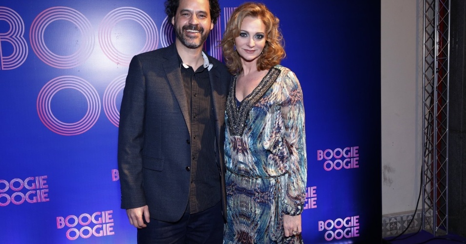 2.ago.2014 - Bruno Garcia e Alexandra Richter posam juntos na festa de lançamento da novela "Boogie Oogie"