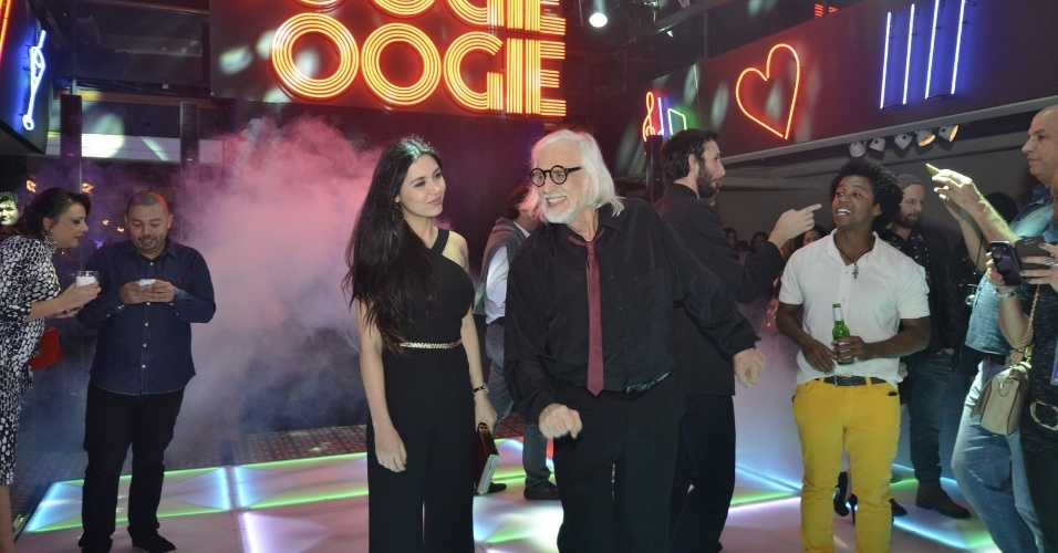 2.ago.2014 - Francisco Cuoco dança com a namorada Thais Almeida  na festa de lançamento de "Boogie Oogie"