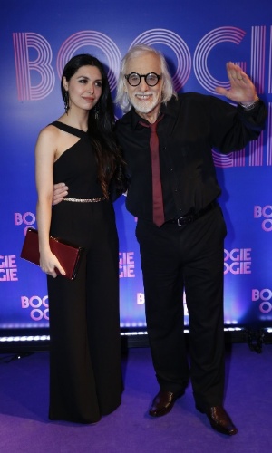 2.ago.2014 - Francisco Cuoco e a namorada vão ao lançamento da novela "Boogie Oogie", no Rio