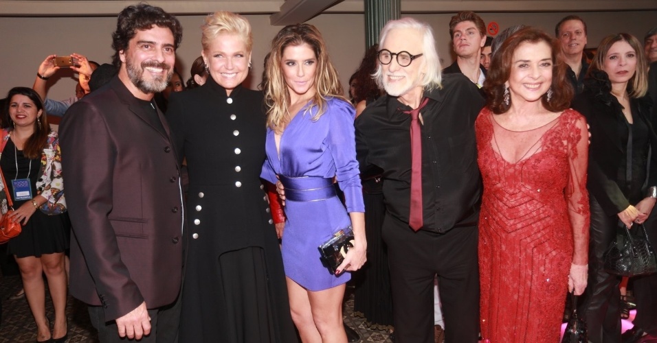 2.ago.2014 - Junno, Xuxa, Deborah Secco, Francisco Cuoco e Betty Faria posam juntos na festa de lançamento da novela "Boogie Oogie"
