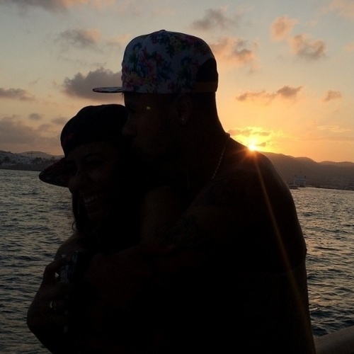 2.ago.2014 - Neymar curte pôr do sol ao lado da irmã Rafella Santos, em Ibiza