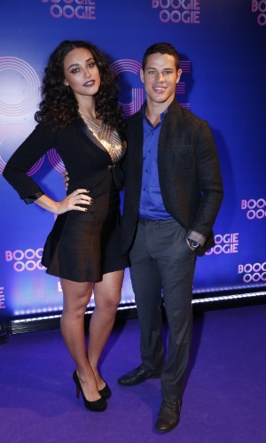 2.ago.2014 - O casal José Loreto e Débora Nascimento posa para fotos na festa de lançamento da novela "Boogie Oogie"
