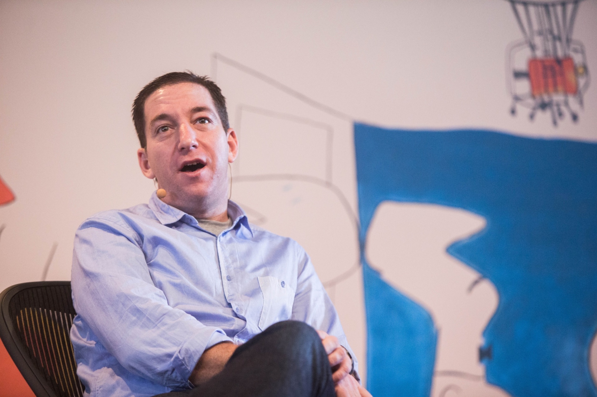 2.ago.2014 - O jornalista Glenn Greenwald, conhecido por iniciar a divulgação de documentos secretos do governo americano, fornecidos por Edward Snowden, participa da mesa Liberdade Liberdade durante a Festa Literária Internacional de Paraty (Flip), Paulo Werneck (esq.) - Danilo Verpa/Folhapress