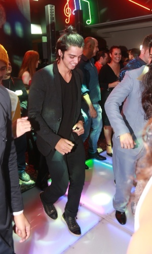 2.ago.2014 - Rodrigo Simas arricas passos de dança na festa da novela "Boogie Oogie, no Rio