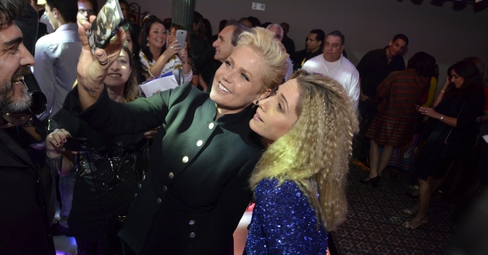 2.ago.2014 - Xuxa faz selfie com a atriz Letícia Spiller na festa de lançamento da novela "Boogie Oogie", no Rio
