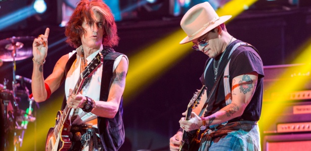 31.jul.2014 - Johnny Depp toca guitarra em show do Aerosmith, em Los Angeles - Splash News/AKM-GSI