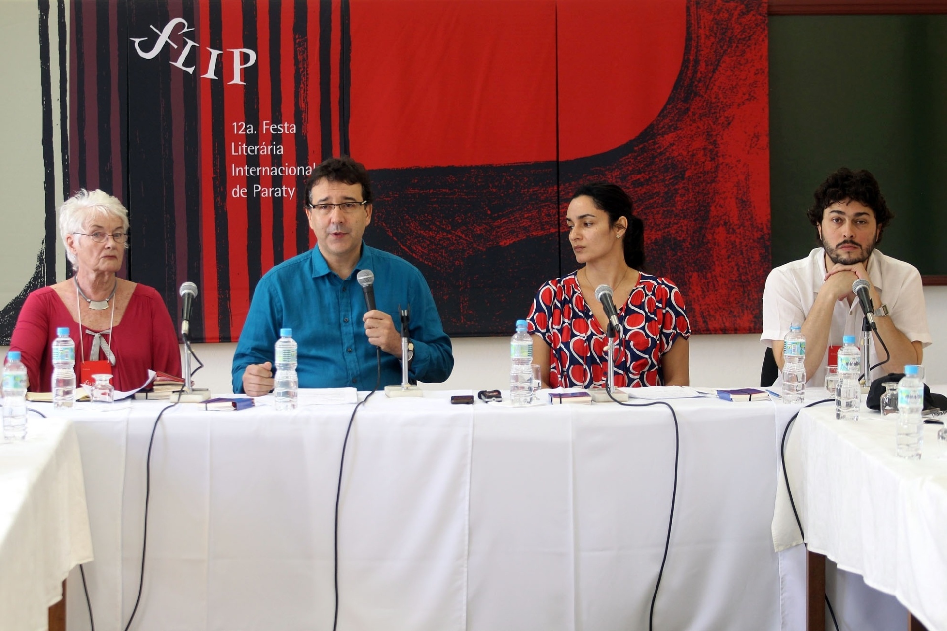 3.ago.2014 - Da esquerda para a direita, a presidente da Festa Literária Internacional de Paraty, a Flip, Liz Calder, o diretor-presidente da Associação Casa Azul, Mauro Munhoz, a diretora-superintendente da Associação Casa Azul, Izabel Costa Cermelli e o curador da Flip, Paulo Werneck, durante entrevista coletiva sobre o balanço da 12ª edição do evento - Marcos de Paula/Estadão Conteúdo
