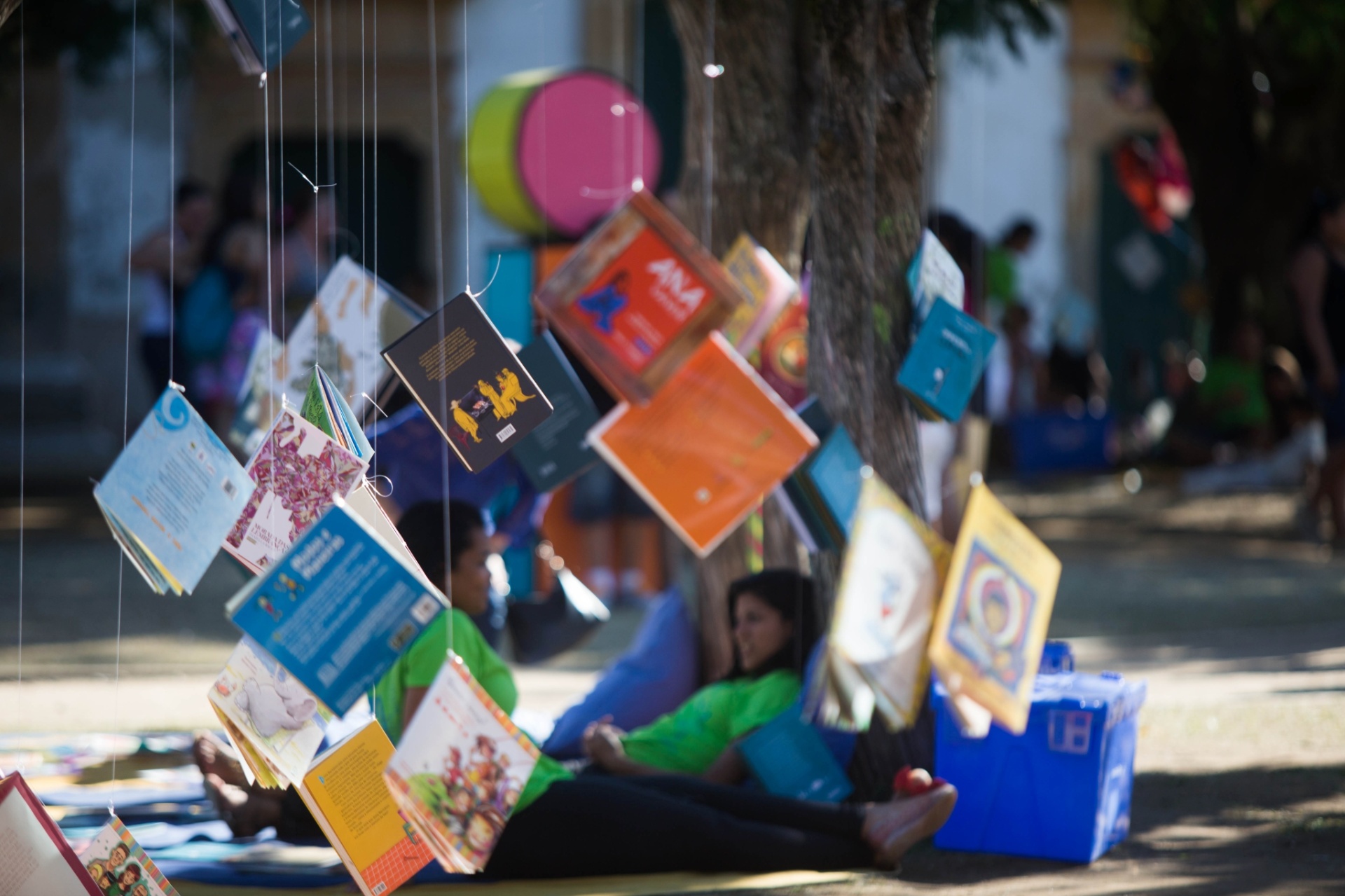 3.ago.2014 - Livros dão em árvore em Paraty durante a Flip - Danilo Verpa/Folhapress