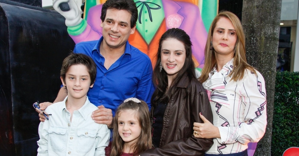 04.ago.2014 - Celso Portiolli vai com a família à festa de Vittorio em São Paulo
