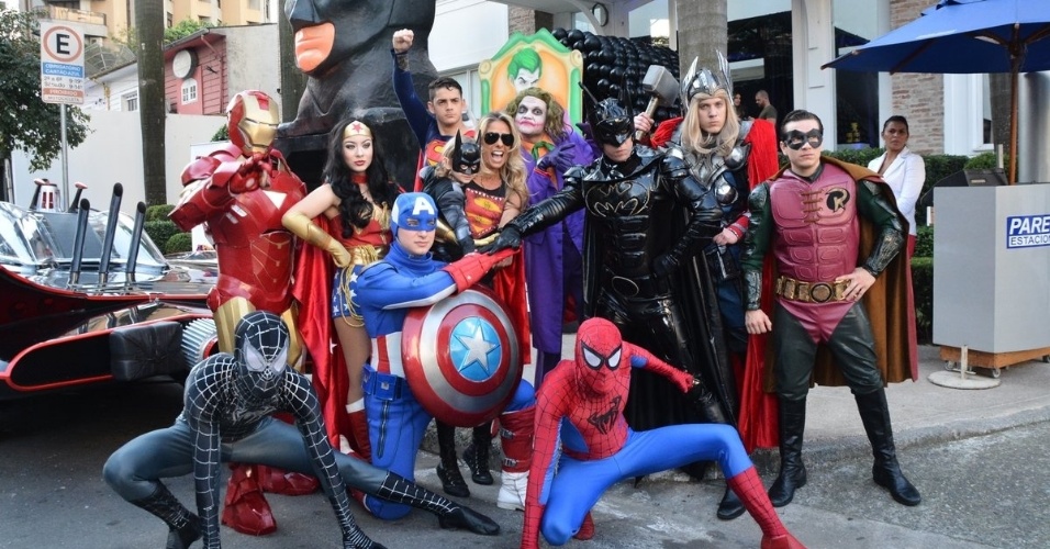 04.ago.2014 - Galisteu e o filho posam com super-heróis na festa de quatro anos de Vittorio, que tem o tema Batman