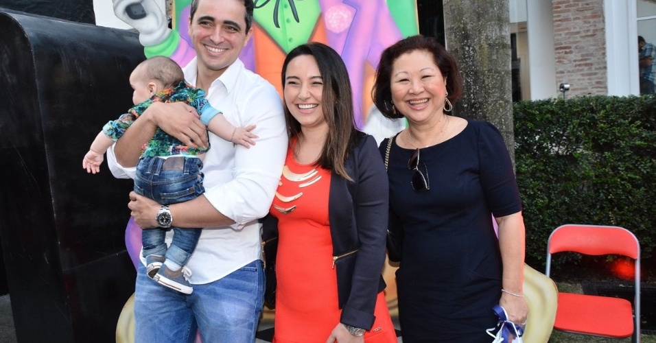 04.ago.2014 - Karina Sato, irmã de Sabrina Sato vai com o marido, o filho Felipe e a mãe, dona Kika,  na festa de Vittorio em São Paulo