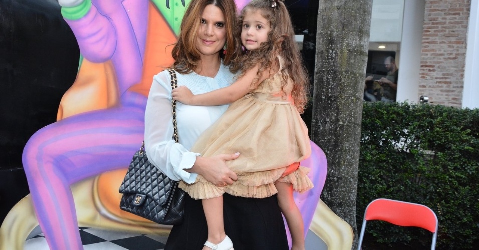 04.ago.2014 - Mariana Kupfer posa com a filha na festa de Vittorio, filho de Adriane Galisteu, em São Paulo