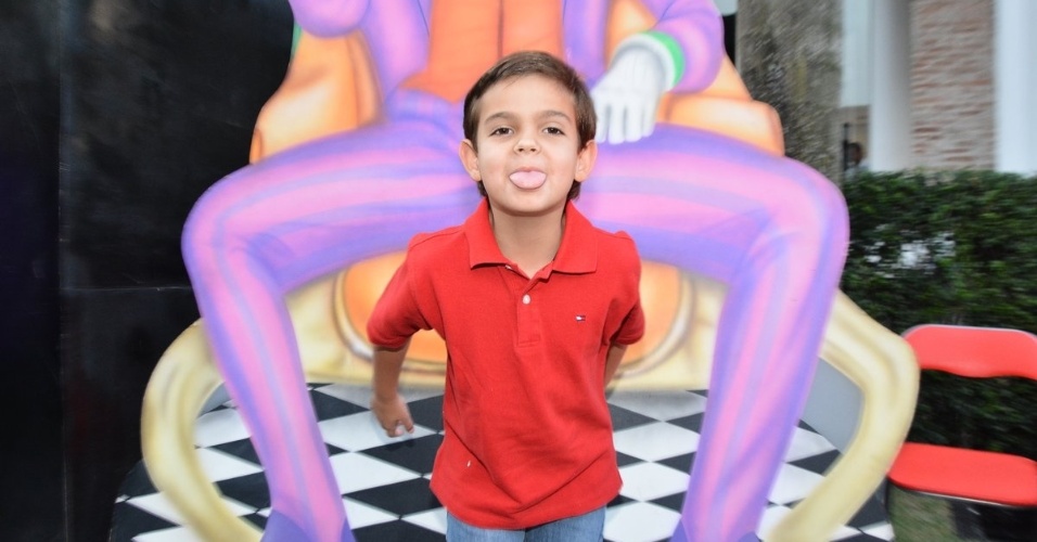 04.ago.2014 - Rodrigo Silva, filho do apresentador Faustão, faz careta ao chegar para a festa de Vittorio em um buffet infantil em São Paulo