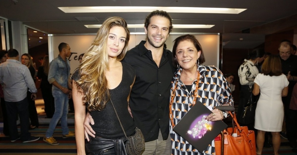 4.ag.2014 - O ator Duda Nagle vai com a namorada e a mãe, Leda, na sessão para convidados da peça "220 Volts"