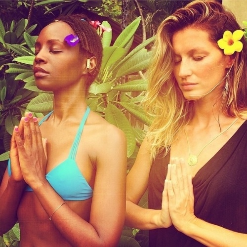 4.ago.2014 - Gisele Bündchen posta foto fazendo ioga com a amiga Kiara Kabukuru e revela intenção de cumprir um voto de silêncio. "Aqui vamos nós ... 3 dias de silêncio", escreveu a top no Instagram