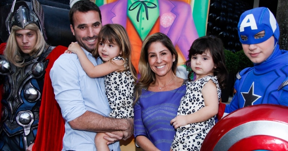 4.ago.2014 - O casal Patrícia Maldonado e Guilherme Maldonado levam as pequenas Nina e Maitê ao aniversário de Vittorio, em buffet, em São Paulo