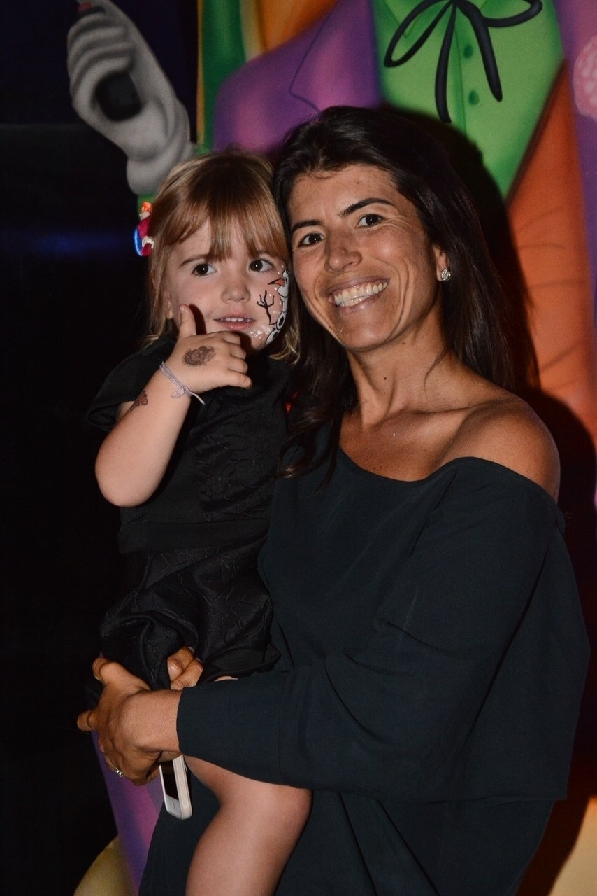 4.ago.2014 - Rossana Fittipaldi, esposa de Emerson Fittipaldi, chega com a filha ao aniversário de Vittorio