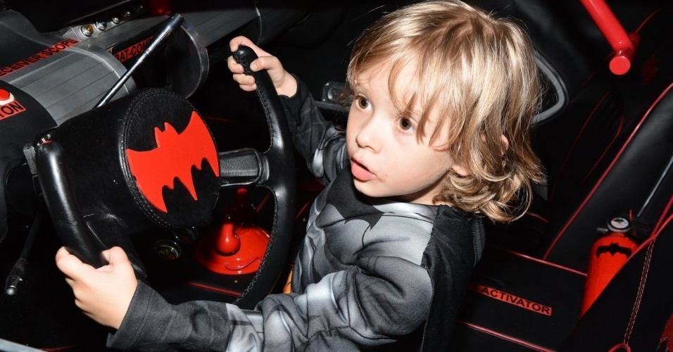 4.ago.2014 - Vittorio se diverte com o carro do Batman; o pequeno comemora 4 anos com festa recheada de celebridades