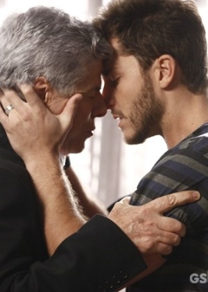 Com medo de ser descoberto, Claudio rompe com Leonardo e diz que o ama