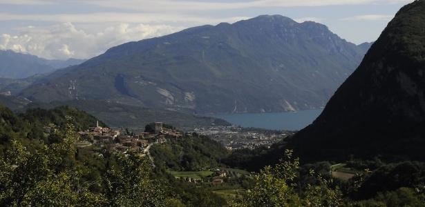 Vista do lago e da vila Canale di Tenno, em Trentino, na Itália - Trentino Sviluppo/Divulgação