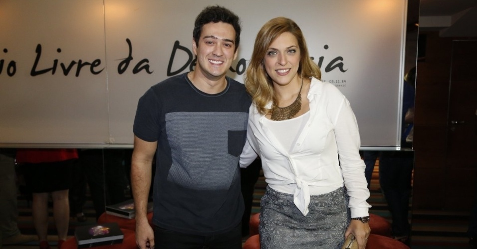 4.ago.2014 - O casal de comediantes Marcos Veras e Julia Rabello vão ao espetáculo "220 Volts", no Teatro Oi Casa Grande, no Leblon, na zona sul do Rio de Janeiro
