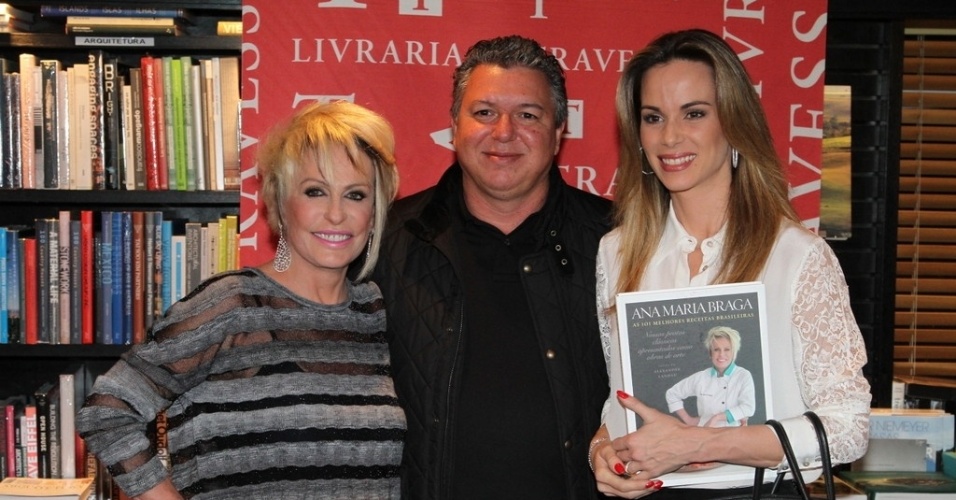5.ago.2014 - Boninho e Ana Furtado prestigiaram a noite de autógrafos do livro "101 Melhores Receitas Brasileiras", de Ana Maria Braga, no Rio