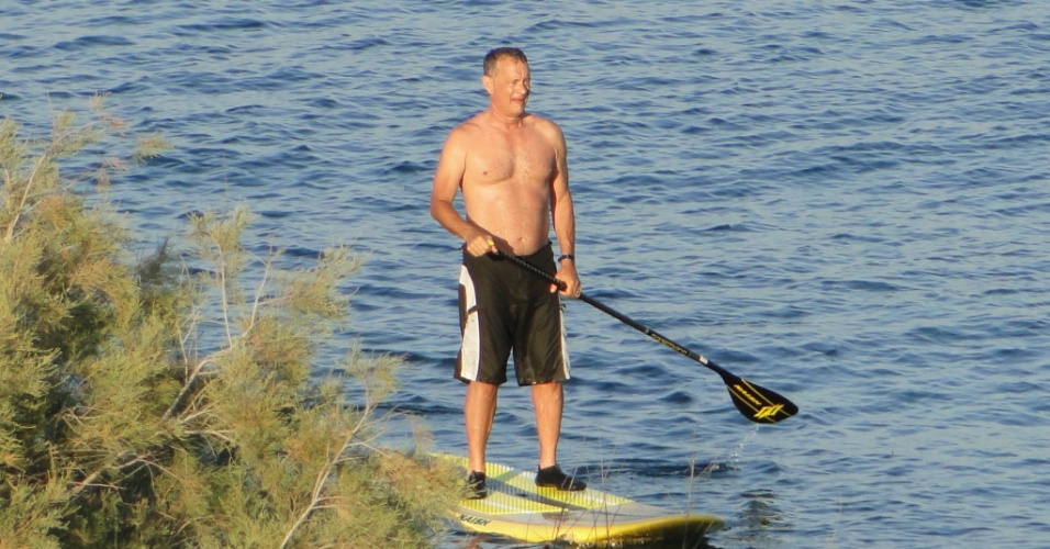 5.ago.2014 - O ator Tom Hanks pratica stand up paddle na Grécia