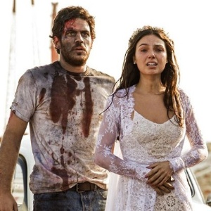 Sandra (Isis Valverde) chega ao local de acidente e se desespera ao ver corpo de noivo
