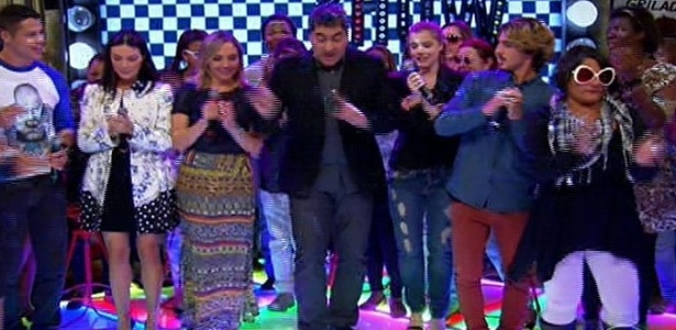 Zeca Camargo dança ao som de músicas Anos 70 no "Vídeo Show"