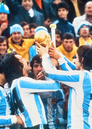 A seleção argentina ergue troféu pela vitória da Copa do Mundo de 1978 - Reprodução - Reprodução