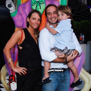 Caio Ribeiro com a mulher Renata Leite e o filho João na festa de Vittorio, filho de Adriane Galisteu