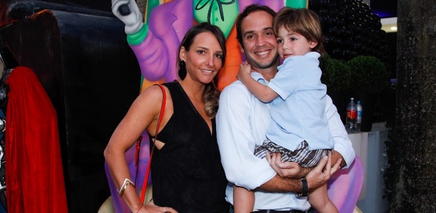 Caio Ribeiro com a mulher Renata Leite e o filho João na festa de Vittorio, filho de Adriane Galisteu