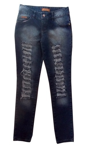 Calça jeans com manchas e rasgos localizados, da CBK Fashion. Preço: R$ 60. Telefone: (21) 2264-0107. Informações: www.cbkfashion.com.br | Preço e disponibilidade pesquisados em junho de 2014 e sujeitos a alterações. - Divulgação