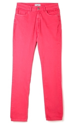 Jeans colo slim, da Marisa. Preço: R$ 59,99. Informações: www.voudemarisa.com.br | Preço e disponibilidade pesquisados em junho de 2014 e sujeitos a alterações. - Divulgação