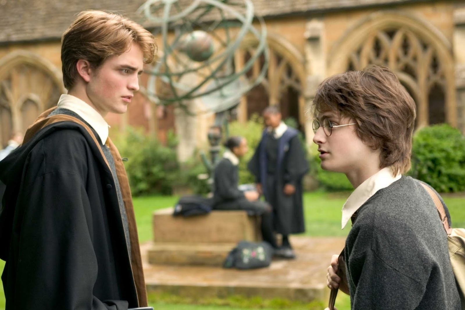 Robert Pattinson e Daniel Radcliffe em cena de "Harry Potter e o Cálice de Fogo" (2005) - Divulgação