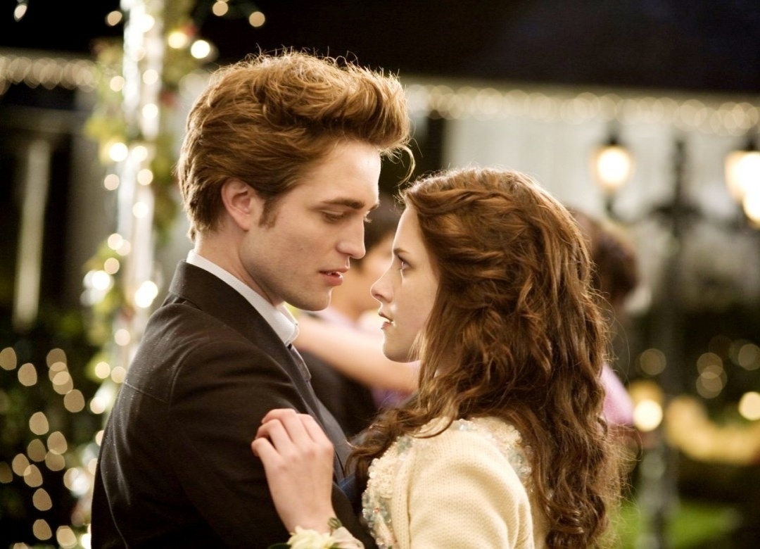 Robert Pattinson e Kristen Stewart em cena do filme "Crepúsculo" (2008) - Divulgação