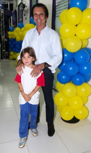 06.ago.2014- Emerson Fitipaldi posa com o filho no aniversário de Pietro Mesquita em São Paulo