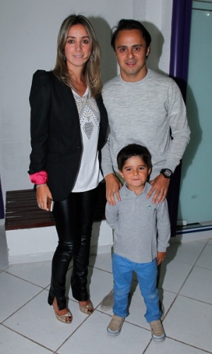 06.ago.2014- Felipe Massa se reúne com a família em um buffet infantil em São Paulo para comemorar o aniversário de Pietro Mesquita