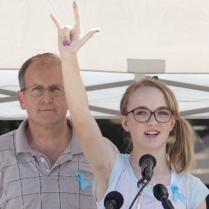 12.jul.2014 - Ao lado do avô Roger Lyon, Cassidy Stay lê trecho do livro "Harry Potter e o Prisioneiro de Azkaban" - Reuters - Reuters