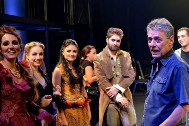 Chico Buarque conversa com o elenco de "Todos Os Musicais de Chico Buarque em 90 minutos", após uma sessão no Rio de Janeiro, em fevereiro - Reprodução/Facebook/Todos Os Musicais de Chico Buarque em 90 minutos