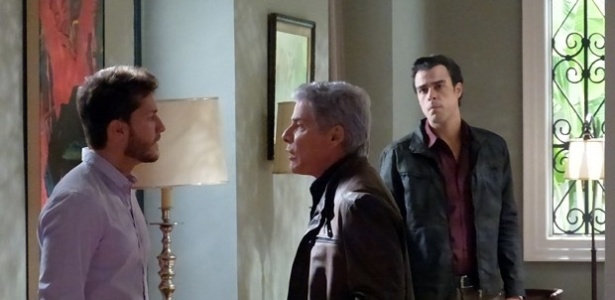 Enrico (Joaquim Lopes) chega de surpresa em casa e flagra Cláudio (José Mayer) e Leonardo (Klebber Toledo) numa conversa estranha