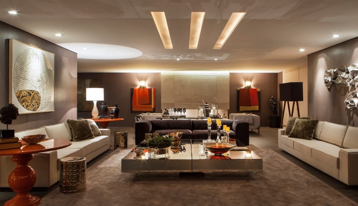 Janete Padilha assina o Living do Encontro com 200 m². No ambiente os móveis de cores neutras e terrosas foram dispostos simetricamente e o tom alaranjado das obras de arte e das mesas laterais arremata com cor a ambientação. A terceira edição da Casa Cor MS fica em cartaz até dia 14 de setembro de 2014, em dois pavimentos do novo prédio do Hospital de Câncer, em Campo Grande. Outras informações: www.casacor.com.br/matogrossodosul - Felipe Araújo/Divulgação