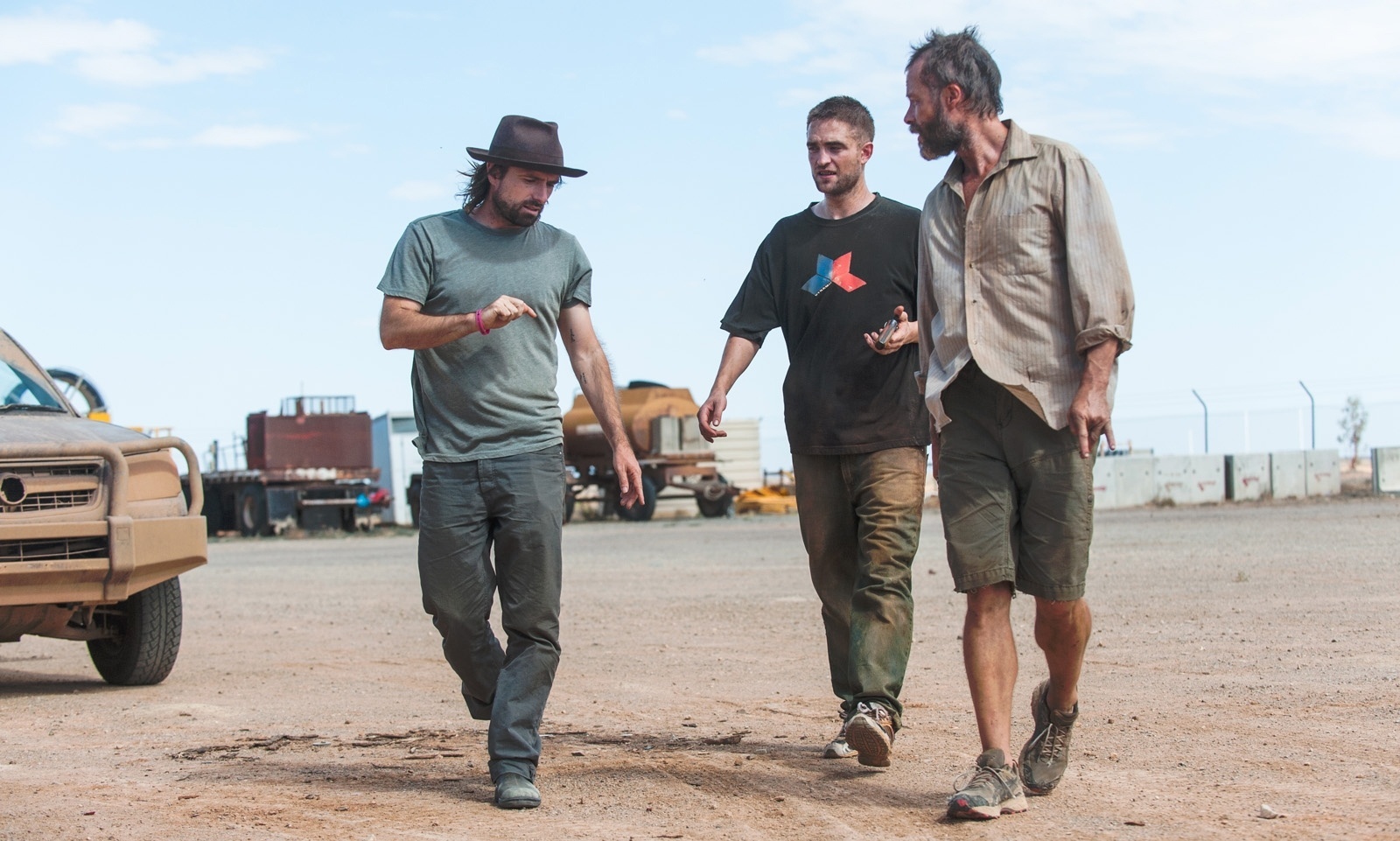 O diretor David MIchod, Guy Pearce e Robert Pattinson durante as filmagens de "The Rover - A Caçada" - Divulgação
