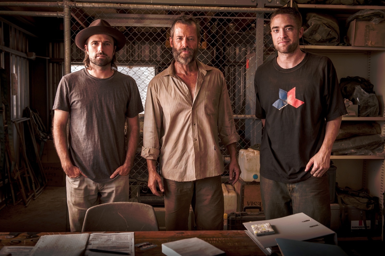 O diretor David MIchod, Guy Pearce e Robert Pattinson durante as filmagens de "The Rover - A Caçada" - Divulgação
