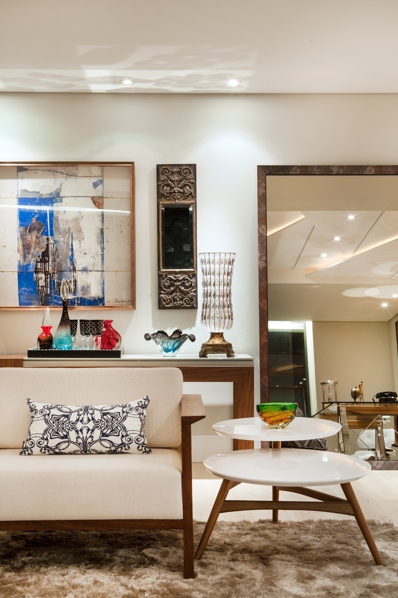 O Estúdio do Jornalista, de Sandra Madeira, tem espaços para trabalhar, descansar e receber os amigos. No ambiente, o aparador atrás do sofá abriga as bebidas e taças. A terceira edição da Casa Cor MS fica em cartaz até dia 14 de setembro de 2014, em dois pavimentos do novo prédio do Hospital de Câncer, em Campo Grande. Outras informações: www.casacor.com.br/matogrossodosul - Felipe Araújo/Divulgação